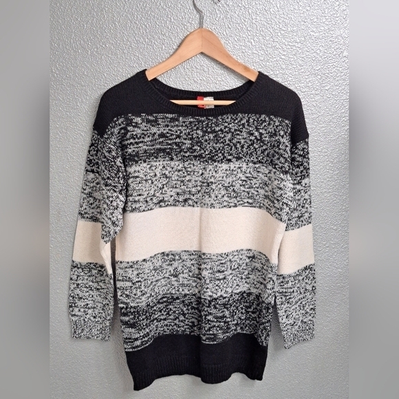 Divided Oversized Pullover Sweater Size XS - Picture 5 of 7